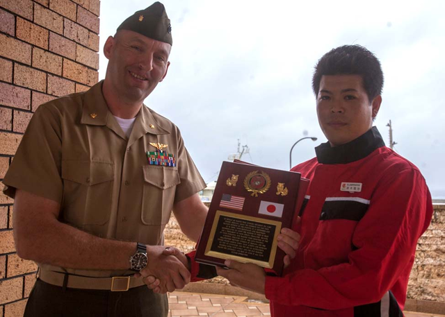 沖縄住民が海兵隊を救済　表彰される