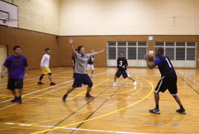 伊江島「顔の分かる交流」若者と海兵隊のバスケ