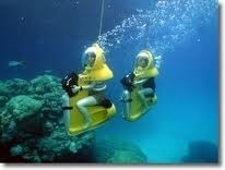  日本初『潜水スクーター』で海中ドライブ
