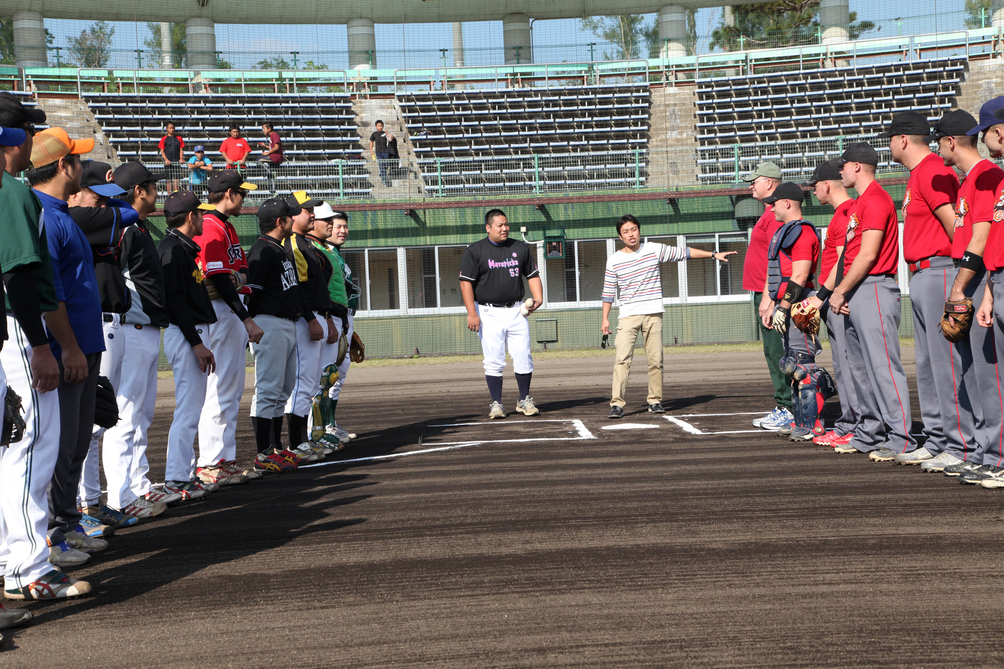 沖縄県民とアメリカ海兵隊が野球対決