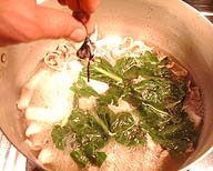 イカは煮込み|大きめの鍋に、かつおだしを入れ豚肉をまず強火にかけ煮立ってきたらアクを取り除きます。次にニガナの葉を入れ豚肉が柔らかくなるまで中火で約10分くらい煮、さらにイカを加えて中火で30分位煮こみ最後にスミ袋を開けて入れ塩で味を整えます。イカは煮込む程柔らかくなり、コクが出ますので好みで調整して下さい。 