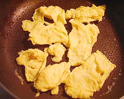 卵を焼く|<p>熱したフライパンに油を入れ、ボールの卵を流し込み適当に箸でかきまぜます。 </p>