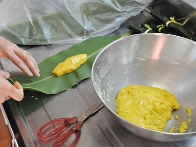 巻く|キレイに洗って乾かしておいたサンニンの葉に、適当な大きさに生地を整えて包んでいきます。 <br />（サンニンの葉は、あらかじめ少し蒸しておくと包みやすくなります。さらに葉の裏側に包むことで食べるときに餅が剥がれやすくなります。）<br />最後に蒸したときに餅がはみ出さないようにヒモでしっかり結びます。