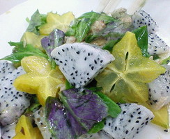 沖縄産のフルーツを使ったサラダを作りました…