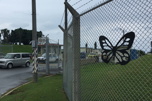 「哀悼の意」キャンプ・コートニー、ゲートに掲げる黒い蝶やリボンに込められた思い