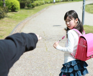 注意！うるま市の公園で、女子小学生が男性に腕を掴まれ「チューしよう」と声を掛けられる事案発生！