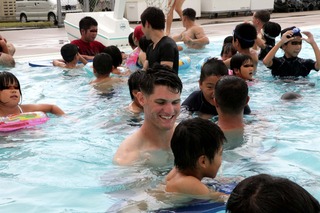 キャンプハンセン海兵隊員が、児童養護施設の子供たちをプールに招待
