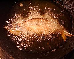 塩|水気を取ったら全体に塩をふり高温の油で揚げます。その方が食べた時にカリッとした食感が味わえます。きつね色になってきたら裏がえして、1～2分揚げて火を止めます。