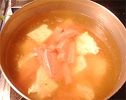 島どうふとポーク|鍋にかつおだしを煮立て、島どうふとポークを入れひと煮立ちさせ、みそをといて入れます。