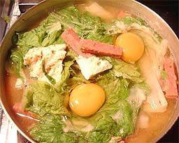 しろ菜と卵|食する直前に人数分のしろ菜を入れ、ひと煮立ちさせ卵を落とし火を止めます。※好みでサラダ油を入れても良いでしょう。 