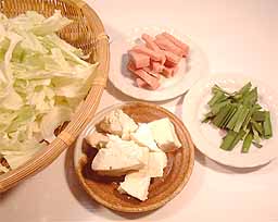 タマナーと豆腐とポークとニラ|<p>タマナーは、きれいに洗って島どうふと同様に食べやすい大きさに手でちぎっておき、ポークは、5ｍｍくらいの短冊切りで、ニラは3cmくらいの長さに切っておく。 </p>